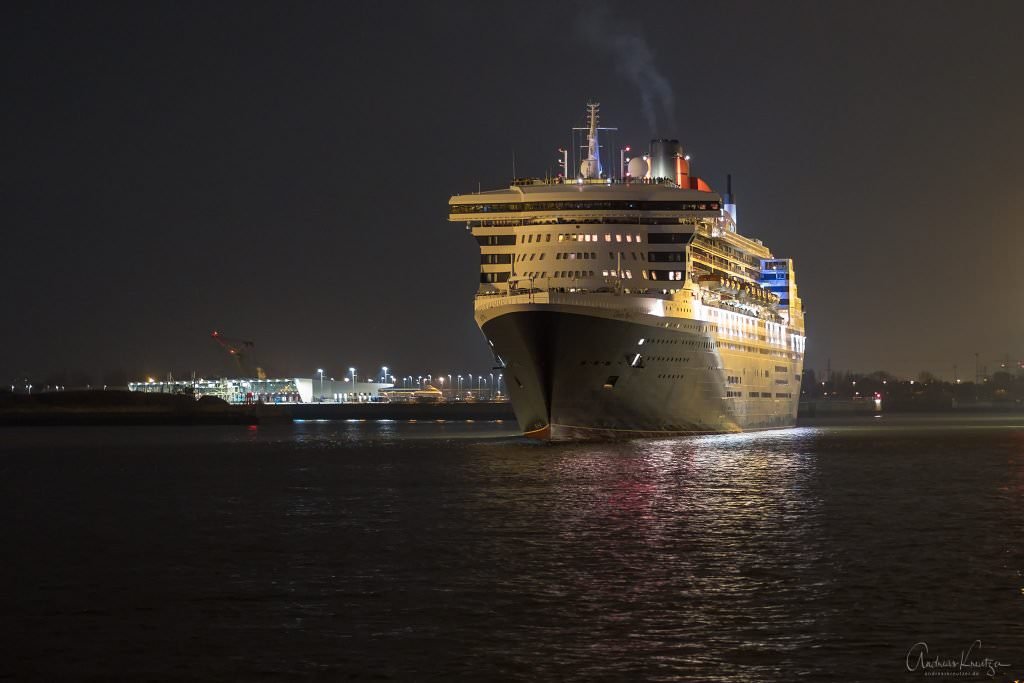 Queen Mary 2 in Hamburg bei Nacht