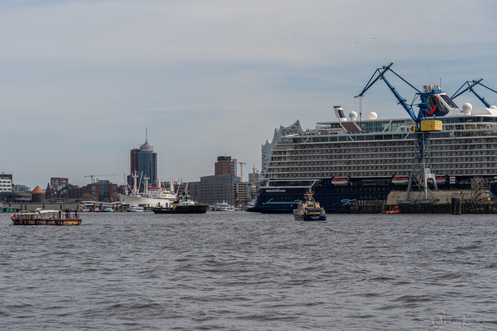 Mein Schiff 1 beim Ausdocken in Hamburg am 01. Mai 2023