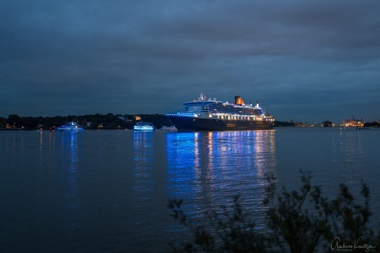 Queen Mary 2 in Blue Port Beleuchtung mit Begleitschiffen