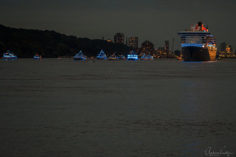 Queen Mary 2 in Blue Port Beleuchtung mit Begleitschiffen