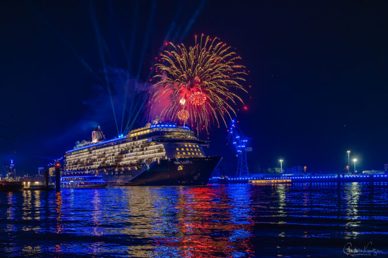 Mein Schiff 6 bei der Cruise Days Parade 2023