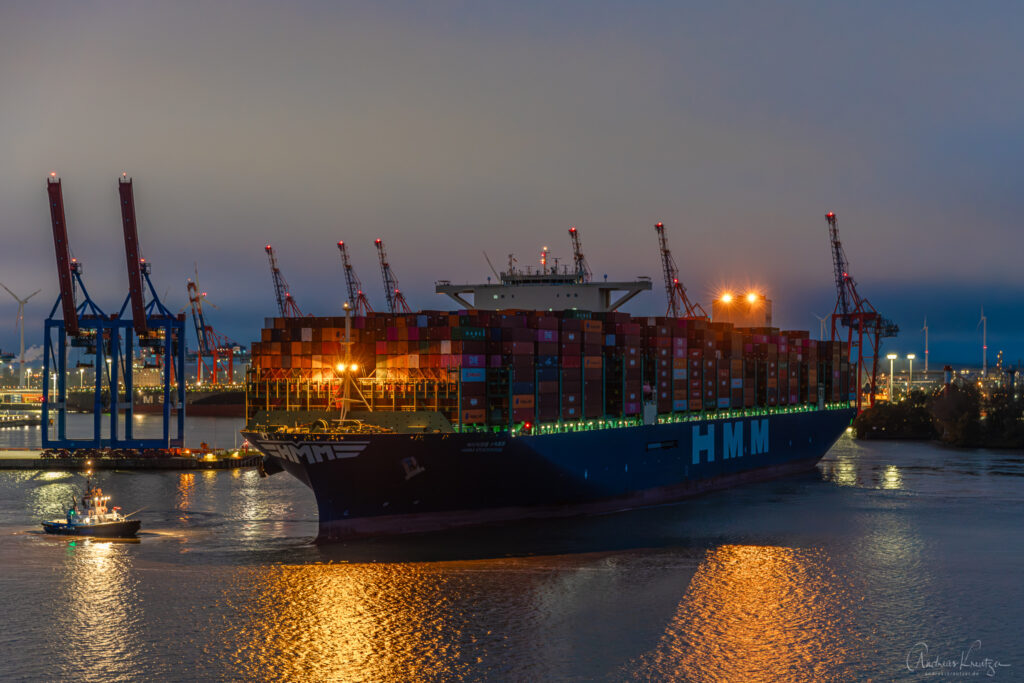 Containerschiff HMM Stockholm morgens in Hamburg