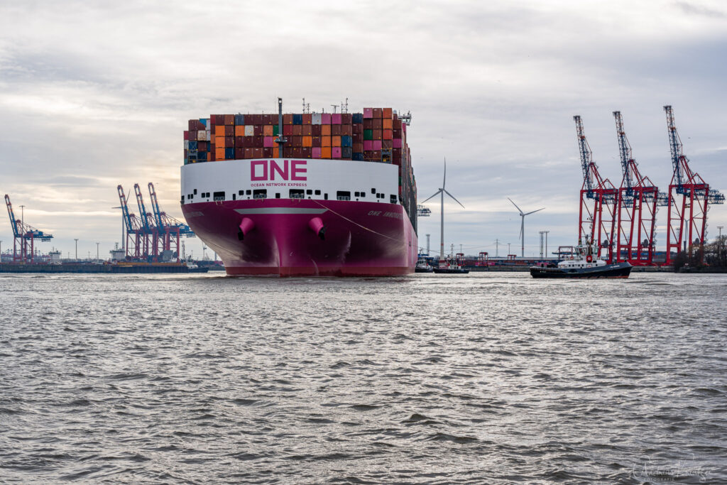 Containerschiff ONE INNOVATION in Hamburg